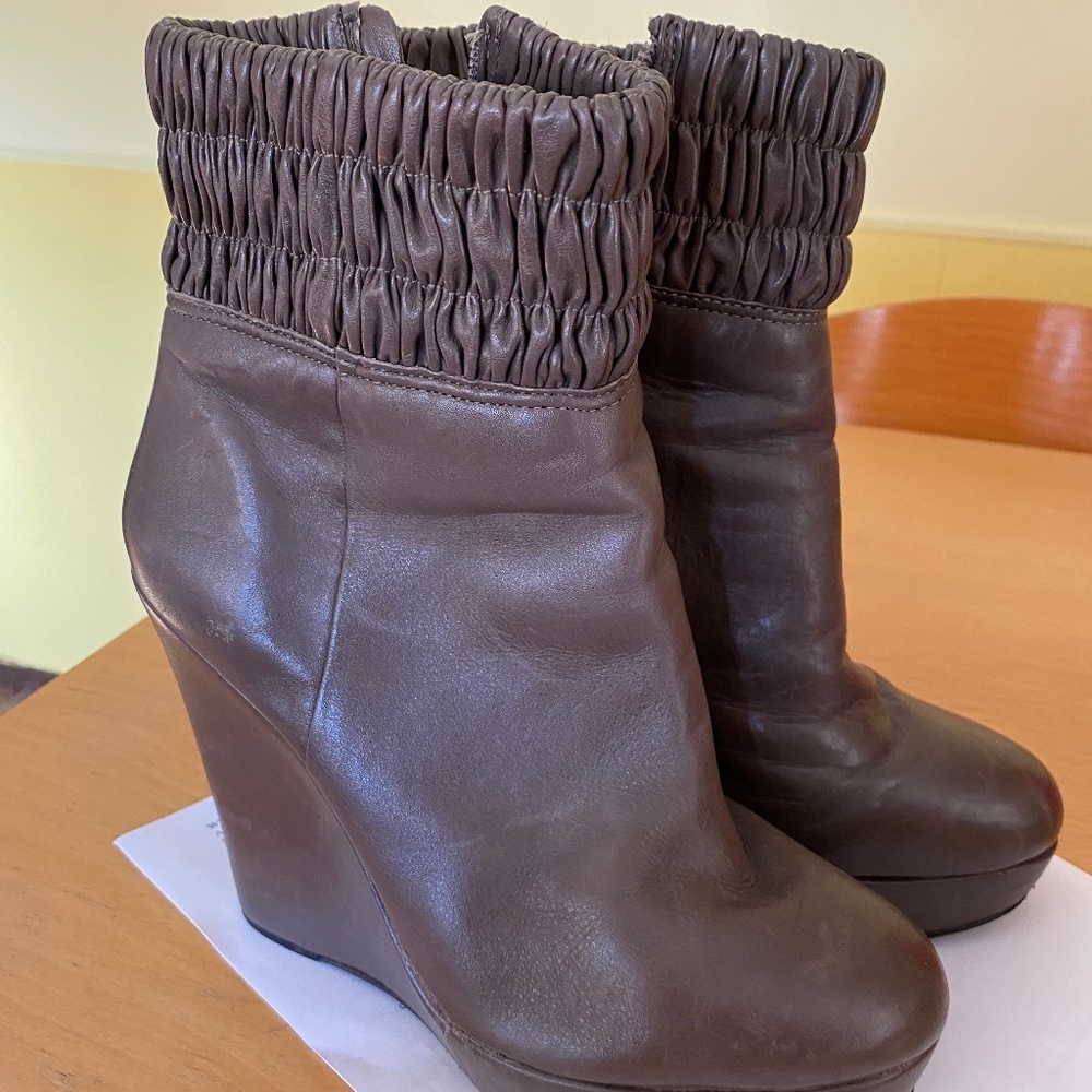 POUR LA VICTOIRE TAN LEATHER PLATFORM WEDGE BOOTIES